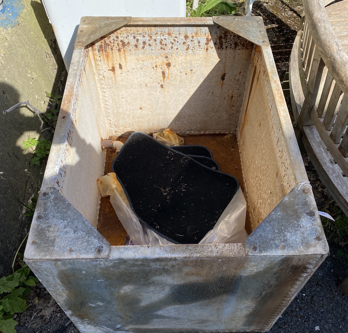 A rectangular riveted galvanised water tank, width 94cm, depth 67cm, height 69cm